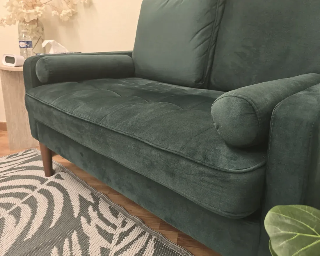 Sala de consulta em Diekirch, com sofá verde