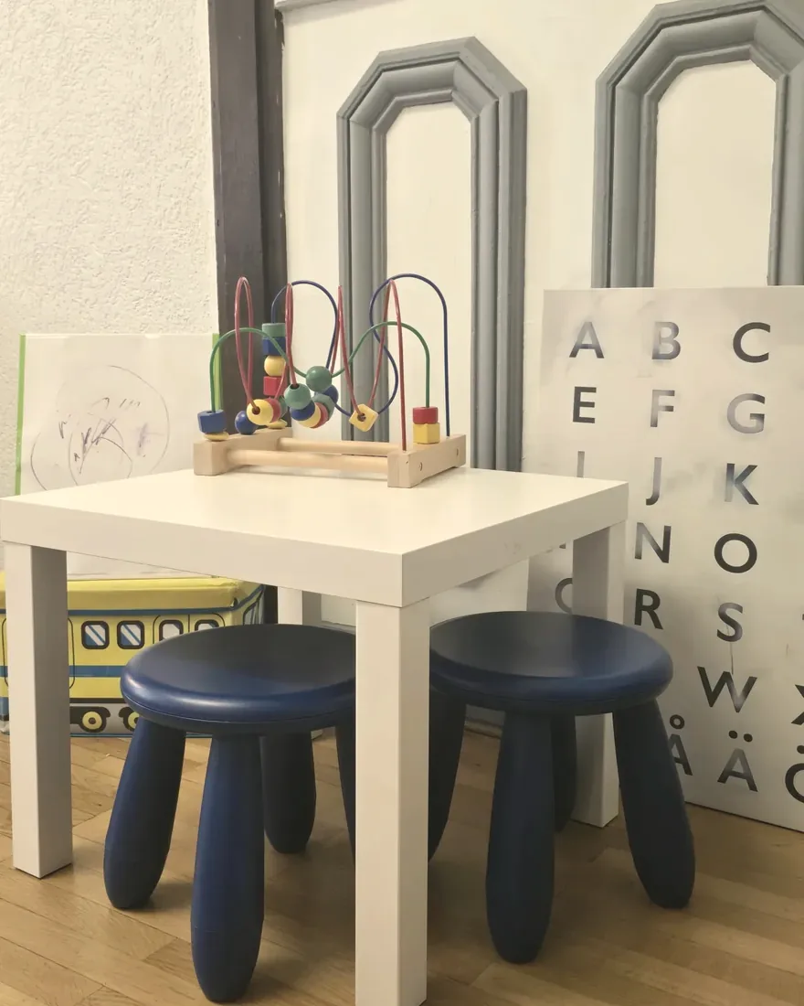 Mesa e bancos para crianças no gabinete de Wiltz