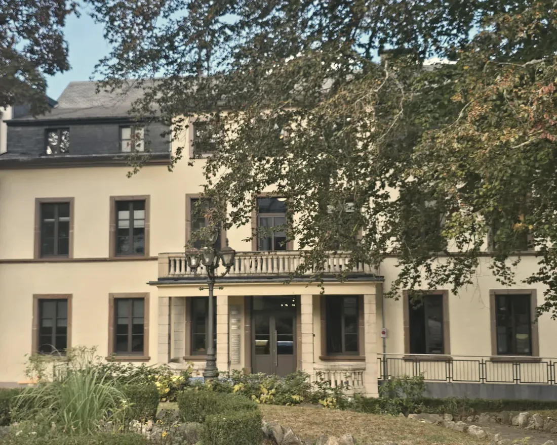 O Centre Beau Séjour, em Wiltz, visto do jardim